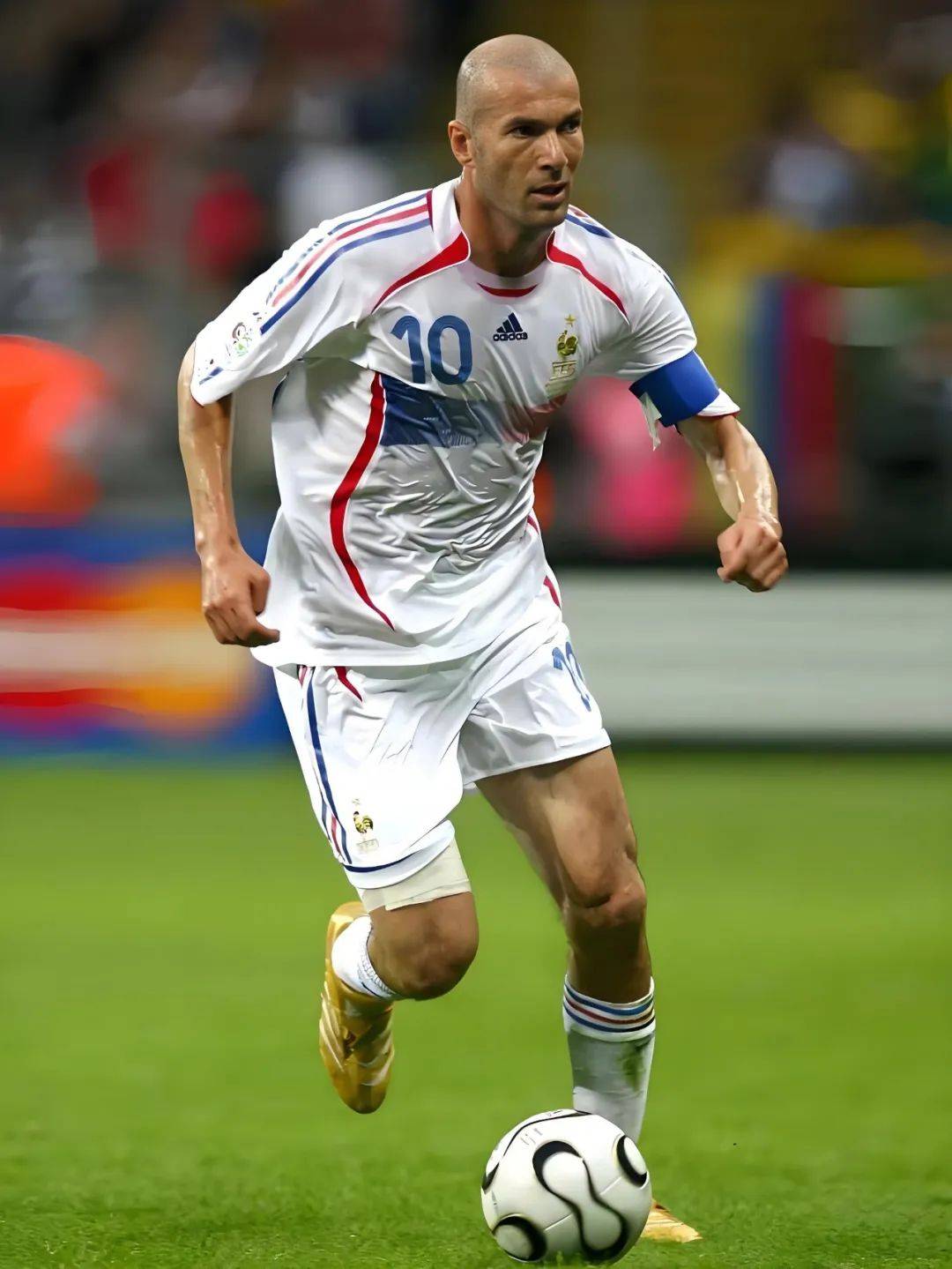 赛地聚焦：荷甲赛前热度飙升；马德里竞技主帅复盘；压力陡增；年轻球员得到机会的简单介绍